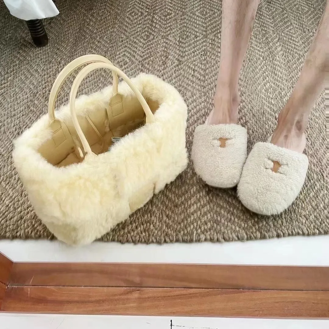 Teddy brown 🐱 BV arco tote’s furry style, it’s here, it’s here, it’s here with fur~ You’ll know how cute it is when you see the real thing! The soft and fluffy feel is really great. Rua, this year’s furry style, I stand on bv! ! Whether it is a jodie cloud bag or a tote, not all curly teddy fur can be used to make goods. The curl size of the fur directly affects the similarity of the entire bag. Material: full fur and lambskin ➕ lambskin lining is much more expensive than full leather! Again, if there is no ZP and no development, of course you have to be willing to spend money~36*24*12